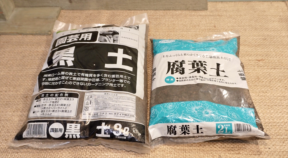 湿らせると粘土状になるような床材や、繊維が指先に絡むような床材は、指先を傷める