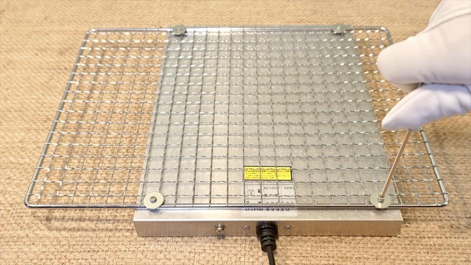 暖突をバーベキュー用のアミに取り付け