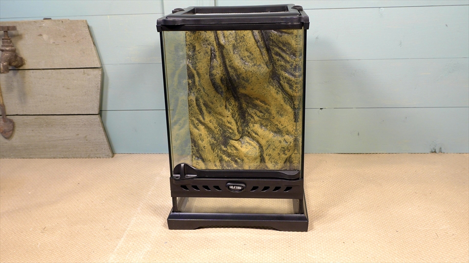 グラステラリウムの前面ガラスに穴を開けて排水口を取り付ける方法をご紹介・自作ドレインシステム