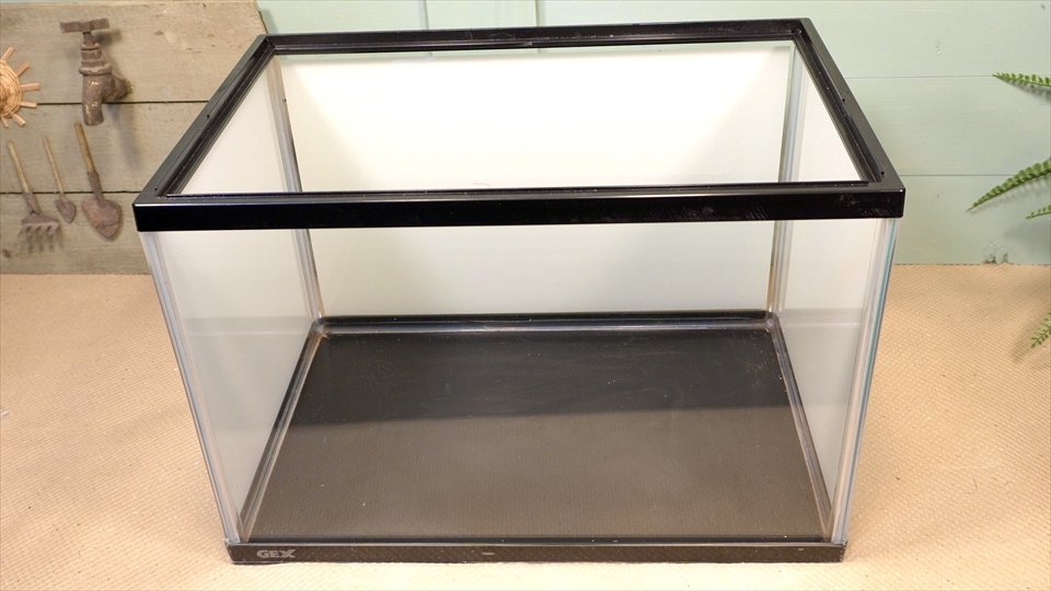 観賞魚用のフレーム付きガラス水槽
