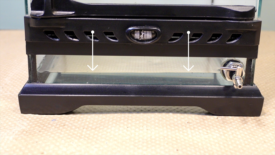 前面のガラスに穴を開けた場合、排水パーツ自体の厚みや取り付け可能な位置といった事情により、底にたまった水を完全に抜くことはできません