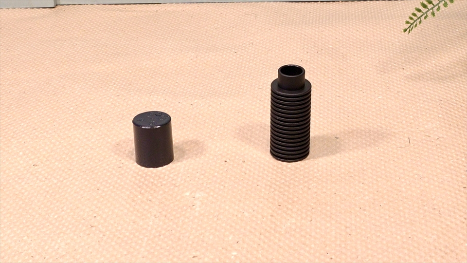 フライッシュマンアマガエルモドキ(グミガエル)用のレイアウトケージ(テラリウム・パルダリウム)を作りました。排水用のストレーナーと塩ビ管のキャップ