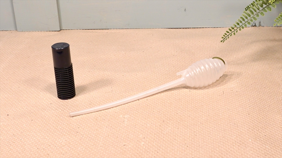 フライッシュマンアマガエルモドキ(グミガエル)用のレイアウトケージ(テラリウム・パルダリウム)を作りました。排水用のスポイト