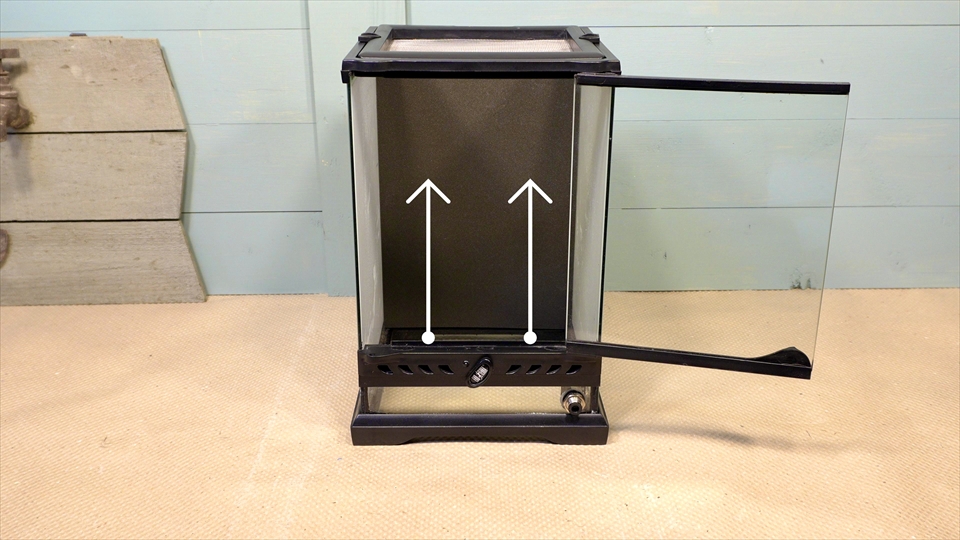 グラステラリウムの壁面に張り付けた極床 植えれる君