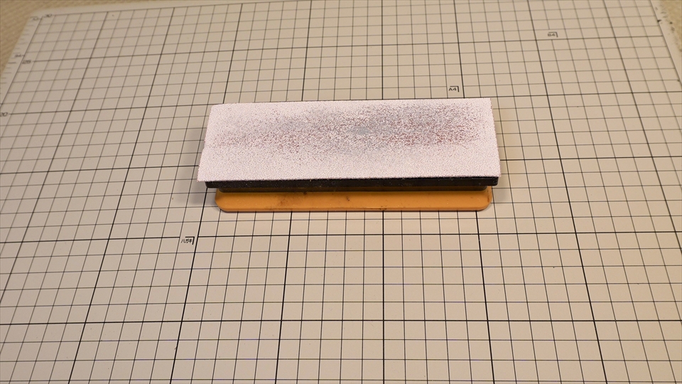 カットしたアルミフラットバーの切断面をきれいに整えるための紙ヤスリ