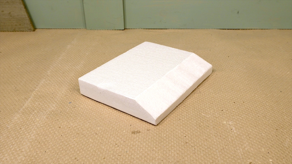 クラステラリウムの水はけをよくするために傾斜をつけてカットした発泡スチロール