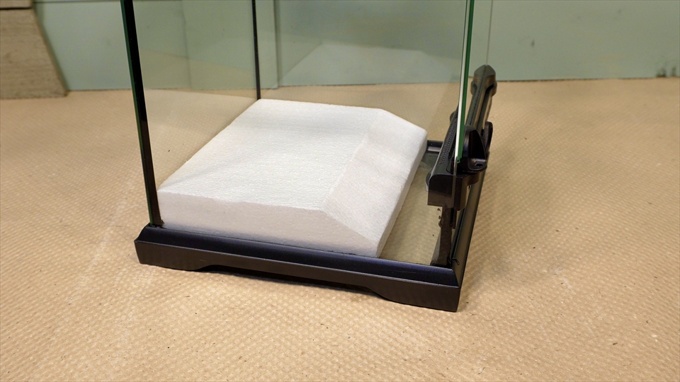 クラステラリウムの水はけをよくするために傾斜をつけてカットした発泡スチロール