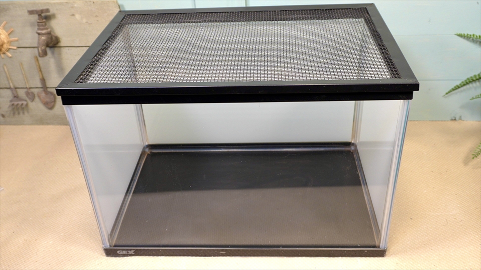 飼育している生体の脱走を防ぐためのネット型のフタ（網付きのフタ）