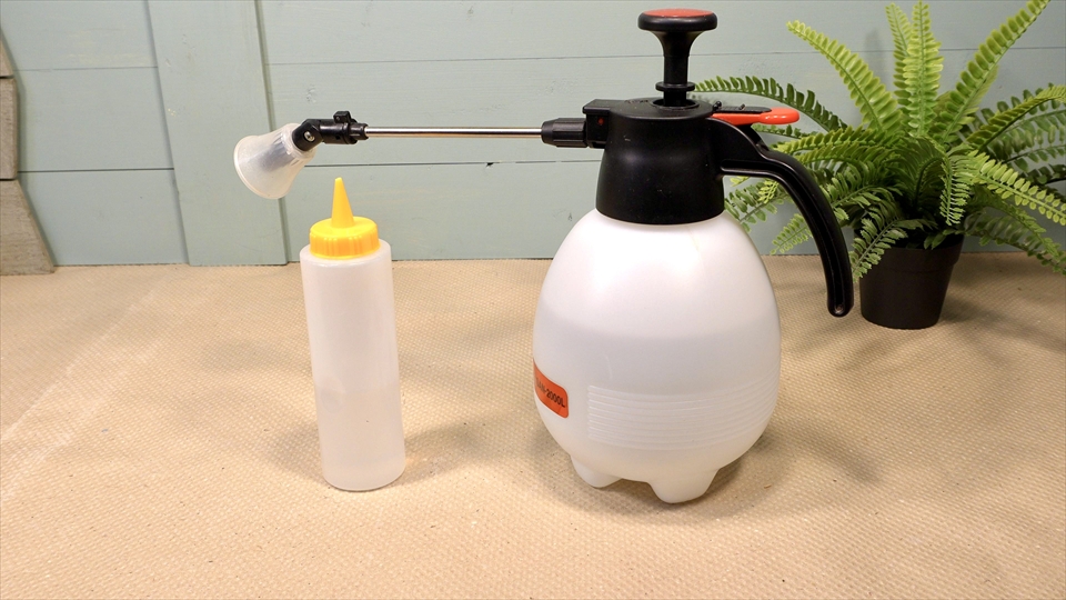 フライッシュマンアマガエルモドキ(グミガエル)用のレイアウトケージ(テラリウム・パルダリウム)を作りました。準備した霧吹きや水差し