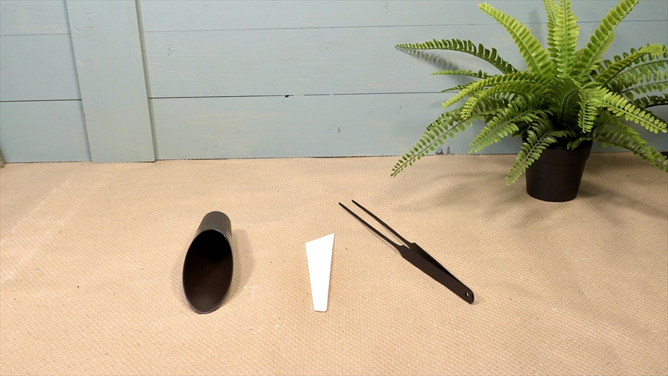 フライッシュマンアマガエルモドキ(グミガエル)用のレイアウトケージ(テラリウム・パルダリウム)を作りました。準備したピンセット・土入れ・ヘラ