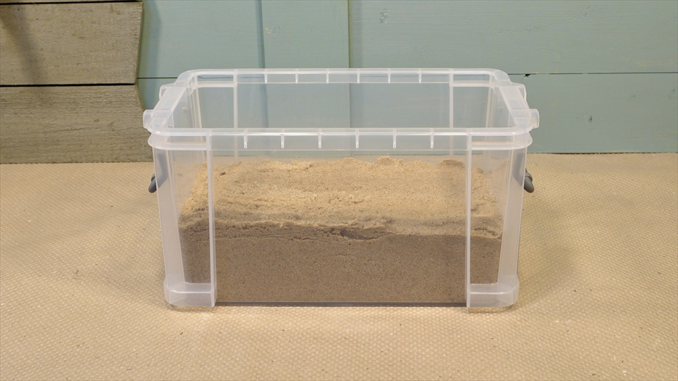 オカヤドカリの床材を安定した状態に保つために、10～15cmといった感じのある程度の厚みと量も必要