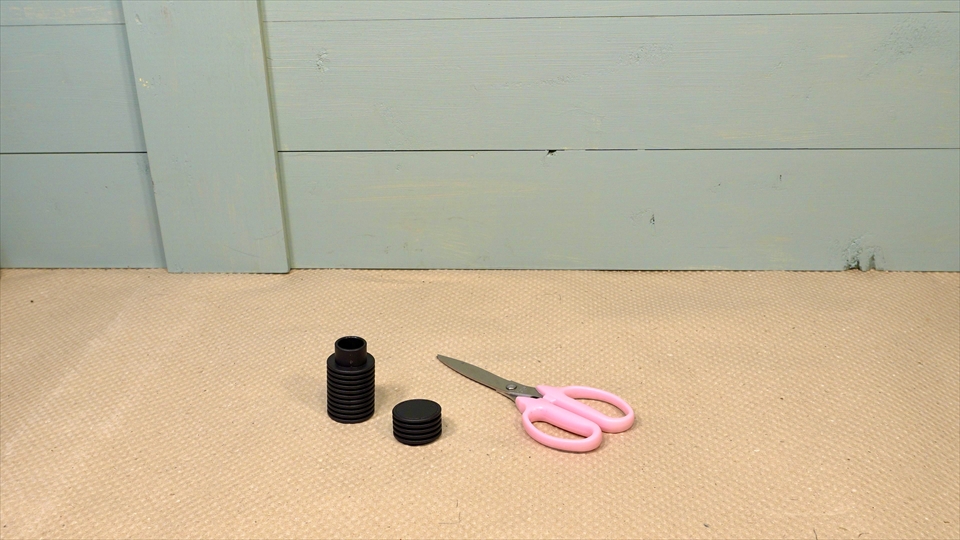 フライッシュマンアマガエルモドキ(グミガエル)用のレイアウトケージ(テラリウム・パルダリウム)を作りました。ストレーナーをカットしました。