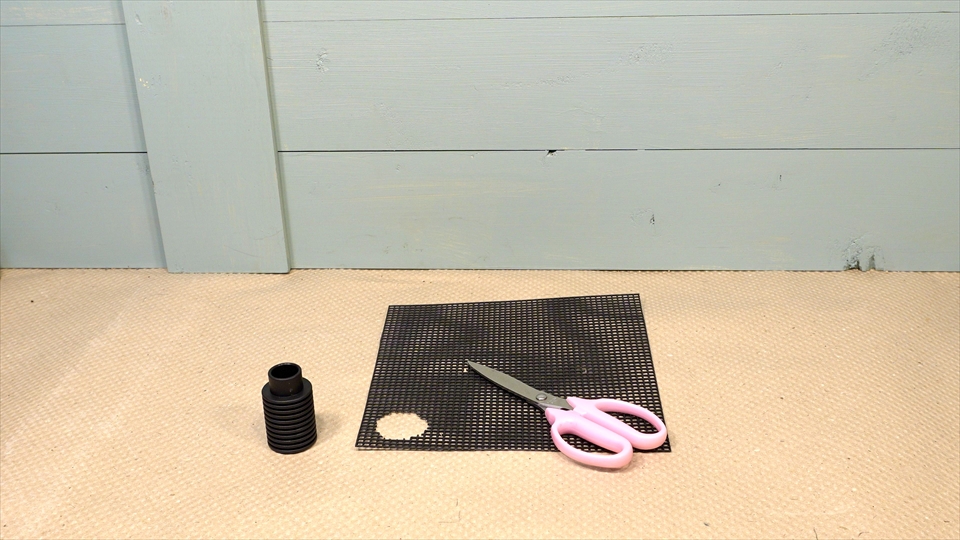 フライッシュマンアマガエルモドキ(グミガエル)用のレイアウトケージ(テラリウム・パルダリウム)を作りました。鉢底ネットをハサミでカットしました。