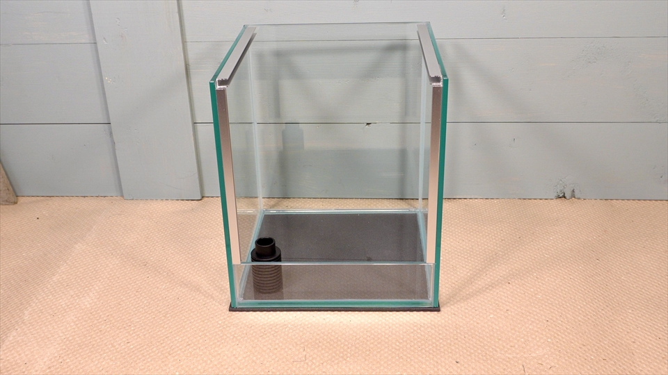 フライッシュマンアマガエルモドキ(グミガエル)用のレイアウトケージ(テラリウム・パルダリウム)を作りました。ストレーナーを配置しました。