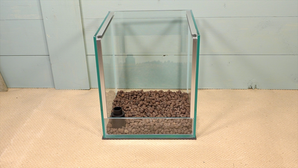 フライッシュマンアマガエルモドキ(グミガエル)用のレイアウトケージ(テラリウム・パルダリウム)を作りました。ハイドロボールを敷きました。