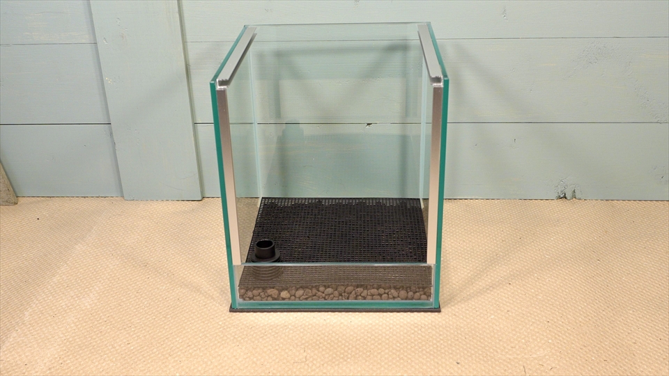 フライッシュマンアマガエルモドキ(グミガエル)用のレイアウトケージ(テラリウム・パルダリウム)を作りました。ハイドロボールの上に鉢底ネットを敷きました。