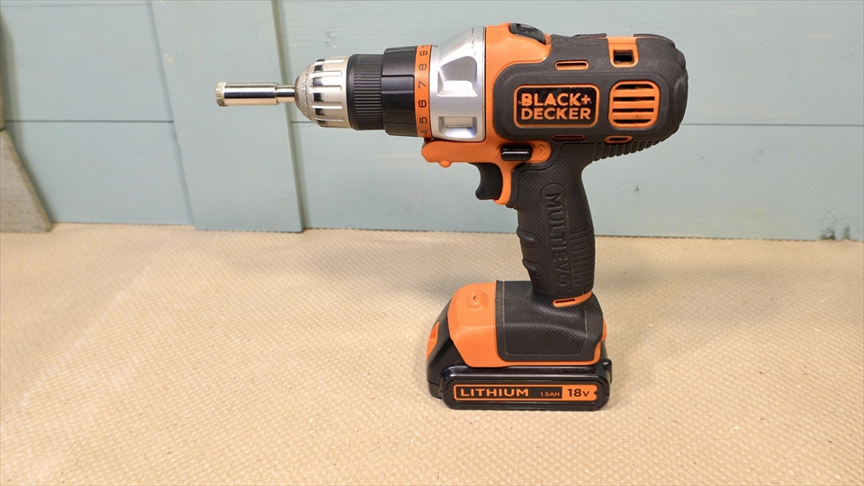 ガラスに穴をあけるためのダイヤモンドコアドリル（ダイヤモンドホールソー）と電動ドリル