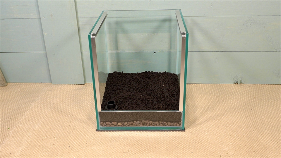 フライッシュマンアマガエルモドキ(グミガエル)用のレイアウトケージ(テラリウム・パルダリウム)を作りました。テラリウムソイルを敷きました。