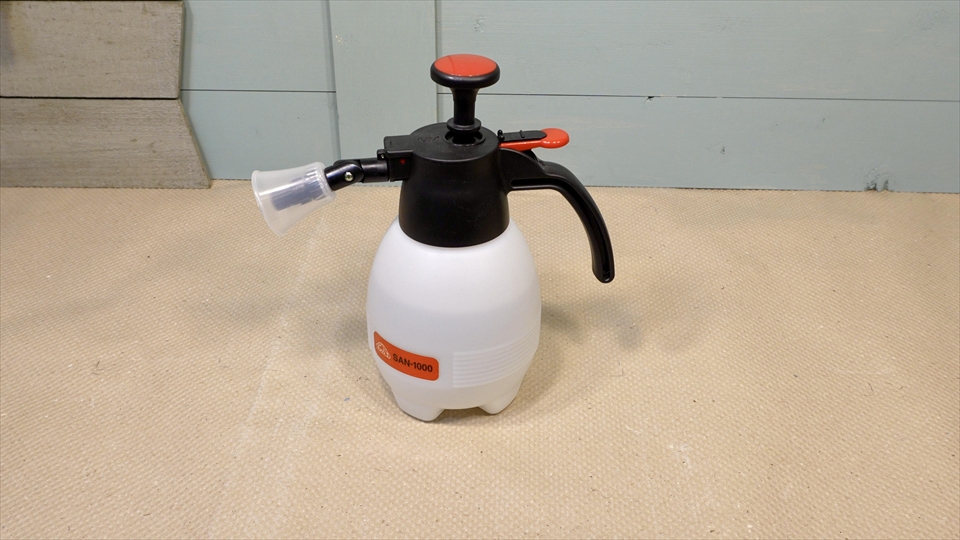 ヤドクガエルの飼育環境・霧吹きで湿度管理