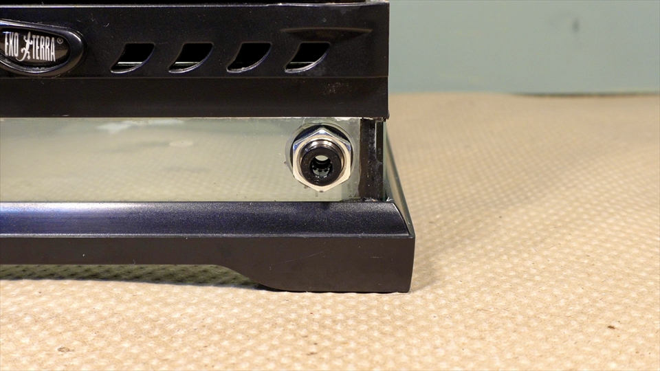 グラステラリウムの前面ガラスに穴を開けて排水口を取り付ける方法をご紹介・自作ドレインシステム