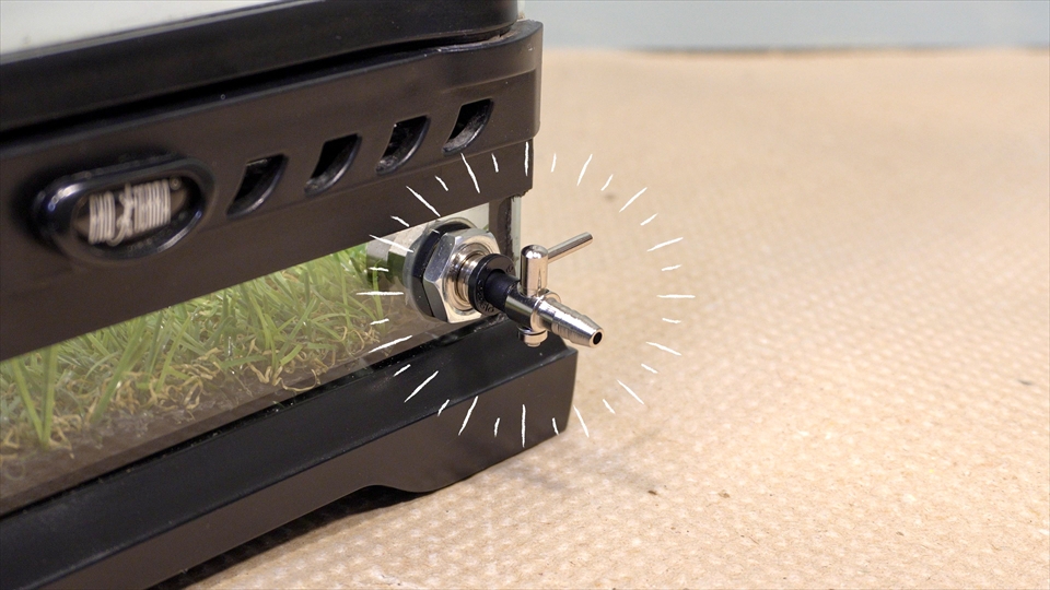 グラステラリウムの自作の排水口・コックを取り付け