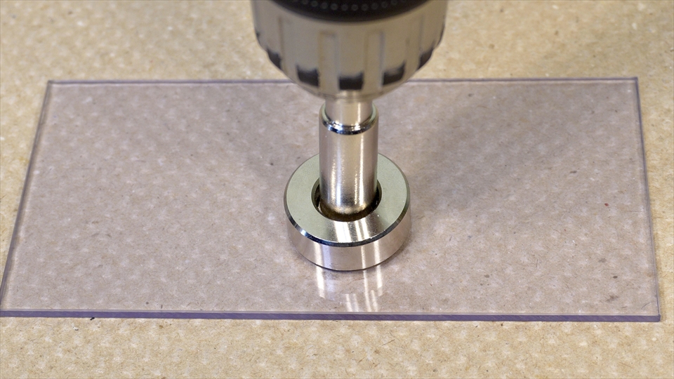 ダイヤモンドコアドリル（ダイヤモンドホールソー）がブレないようにするための金属ガイド