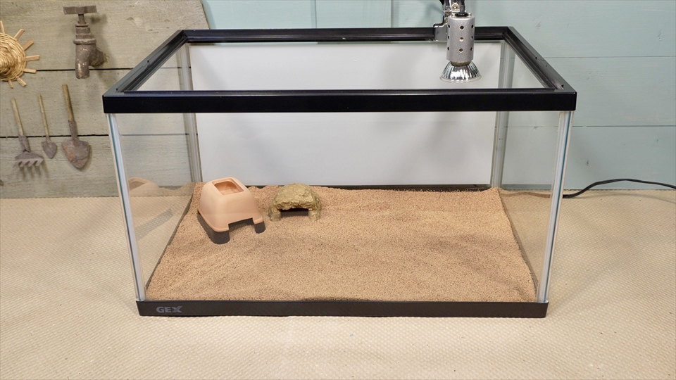 サハラカワラヤモリの飼い方・飼育用品・飼育環境のセッティング(バスキングライトのマイクロサンをセット)