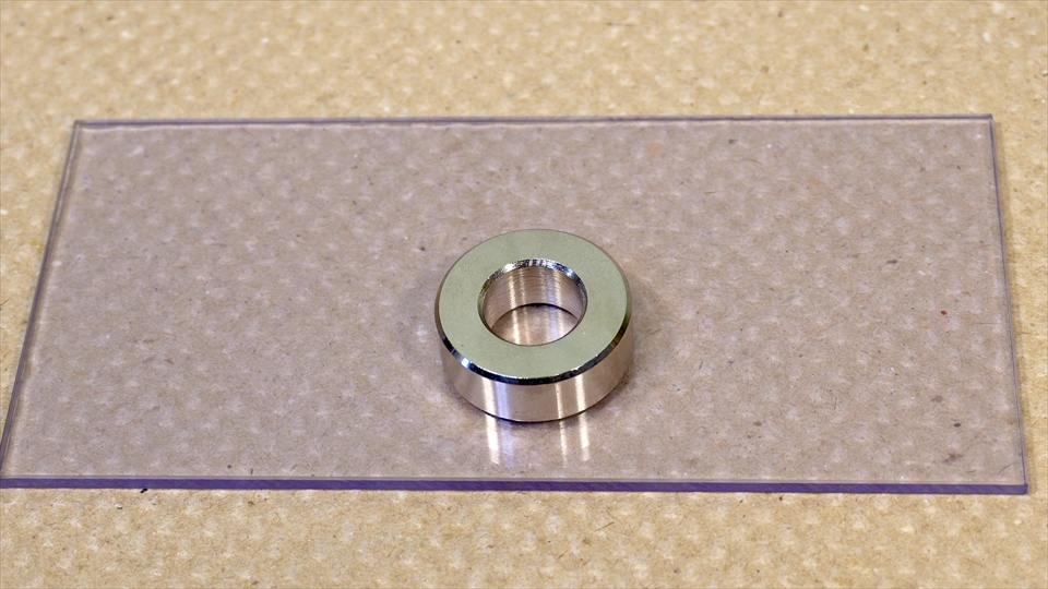 ダイヤモンドコアドリル（ダイヤモンドホールソー）がブレないようにするための金属ガイド