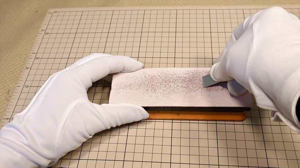 アルミフラットバーのカット・切り口をヤスリで整える