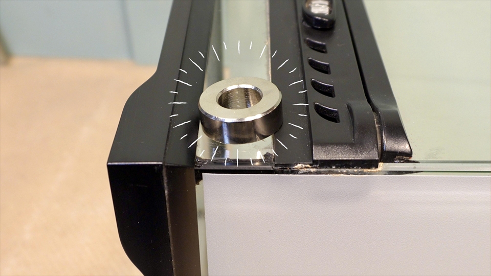 ダイヤモンドコアドリル（ダイヤモンドホールソー）がブレないようにするための金属ガイド