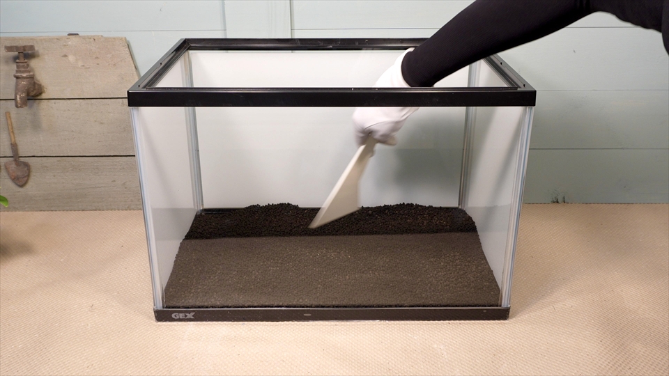 ヤドクガエルの飼育環境のセッティング・床材を敷きました