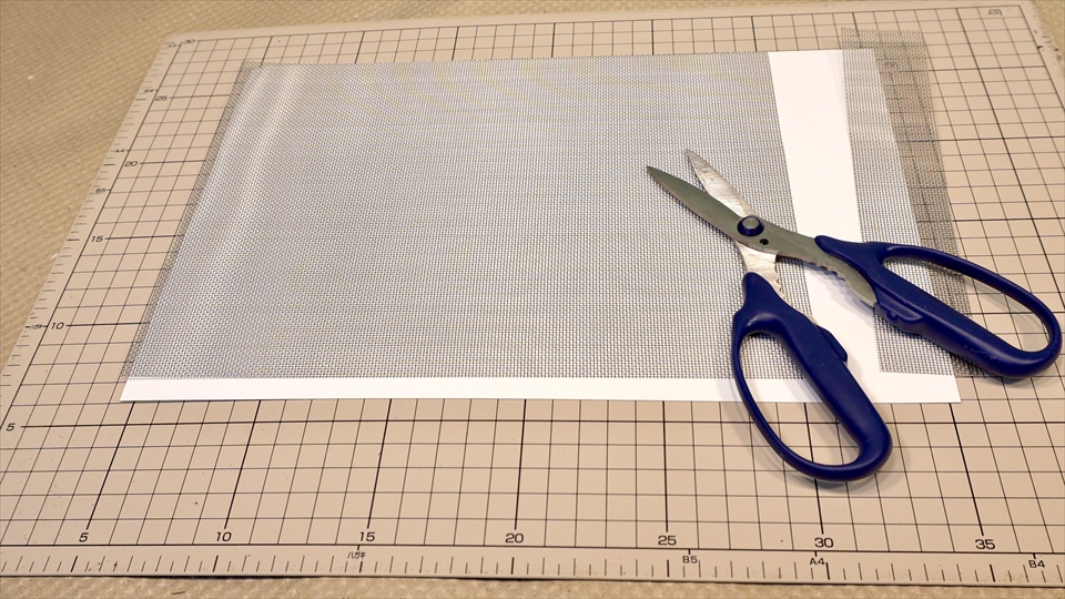 ハサミでステンレスメッシュをカットしました