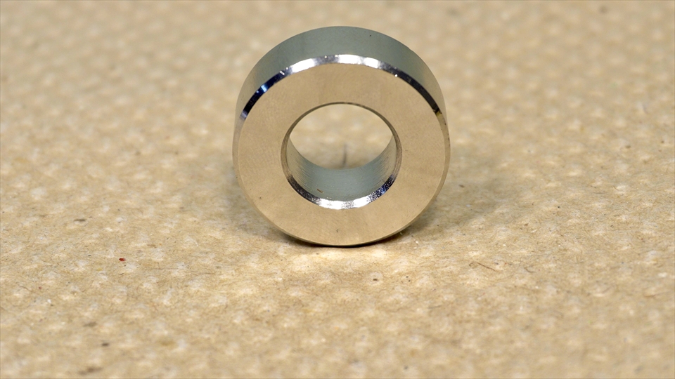 ダイヤモンドコアドリル（ダイヤモンドホールソー）がブレないようにするための金属のガイド