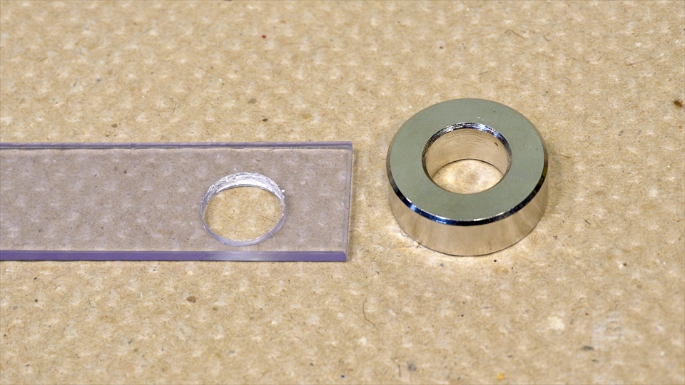 ダイヤモンドコアドリル（ダイヤモンドホールソー）がブレないようにするための自作のガイドと付属の金属のガイド