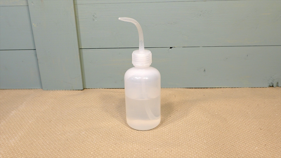 ダイヤモンドコアドリル（ダイヤモンドホールソー）で穴を開けるときに、刃先を冷ます水（湿式）