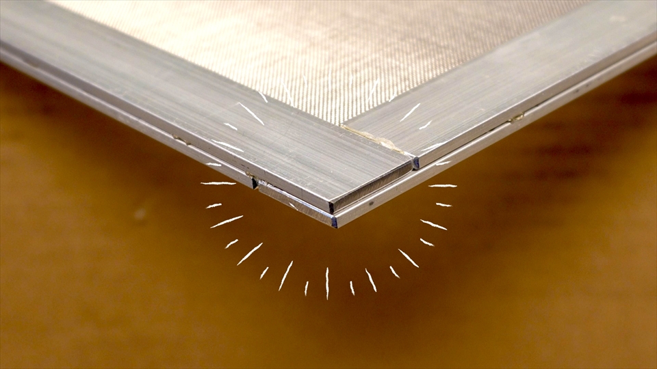 角の部分が互い違いになるように短辺と長辺のバーの長さを変えています