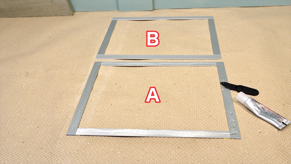 フレームに接着剤を塗りました