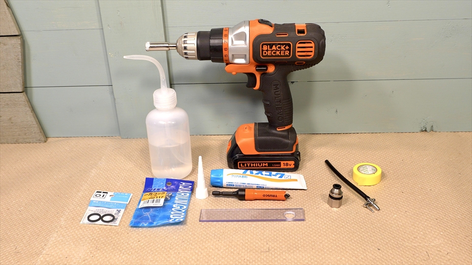 グラステラリウムの前面ガラスに穴を開けて排水口を取り付けるために準備した物