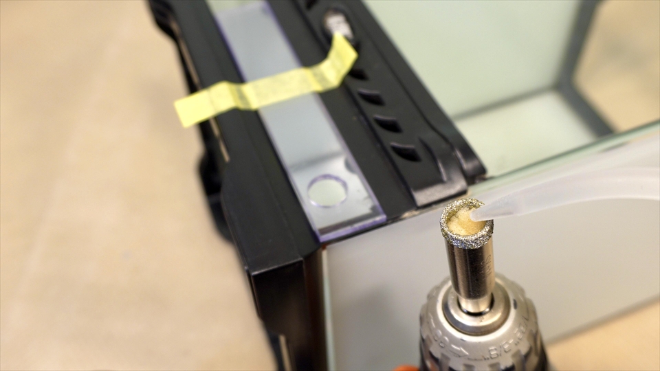 ダイヤモンドコアドリル（ダイヤモンドホールソー）の内部のスポンジに給水（湿式）