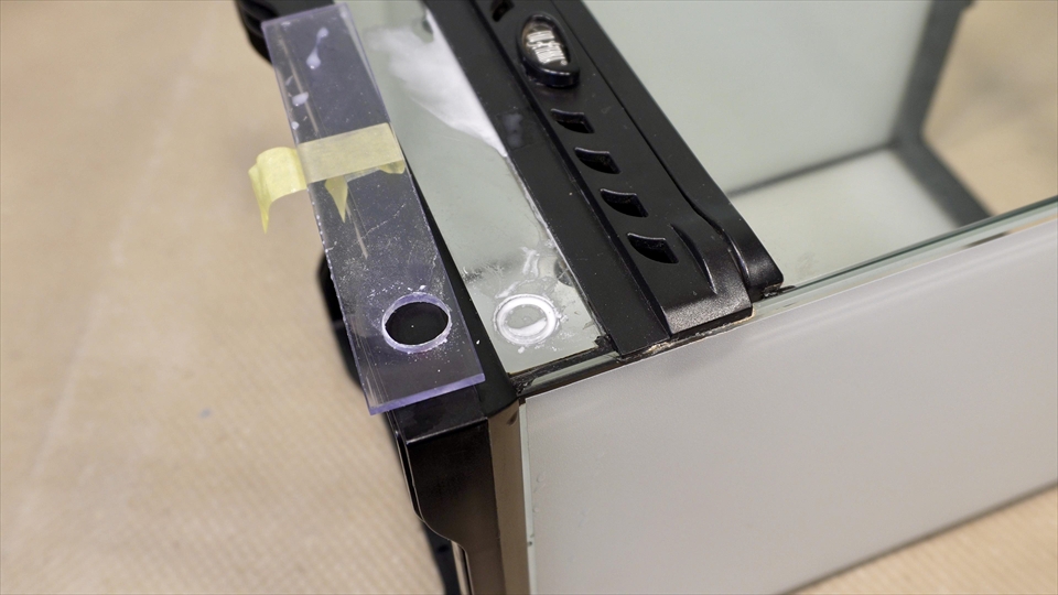 ダイヤモンドコアドリル（ダイヤモンドホールソー）によるグラステラリウムのガラスの穴開け・途中経過