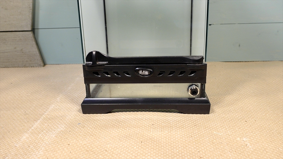 グラステラリウムの前面ガラスに穴を開けて排水口を取り付ける方法をご紹介・自作ドレインシステム