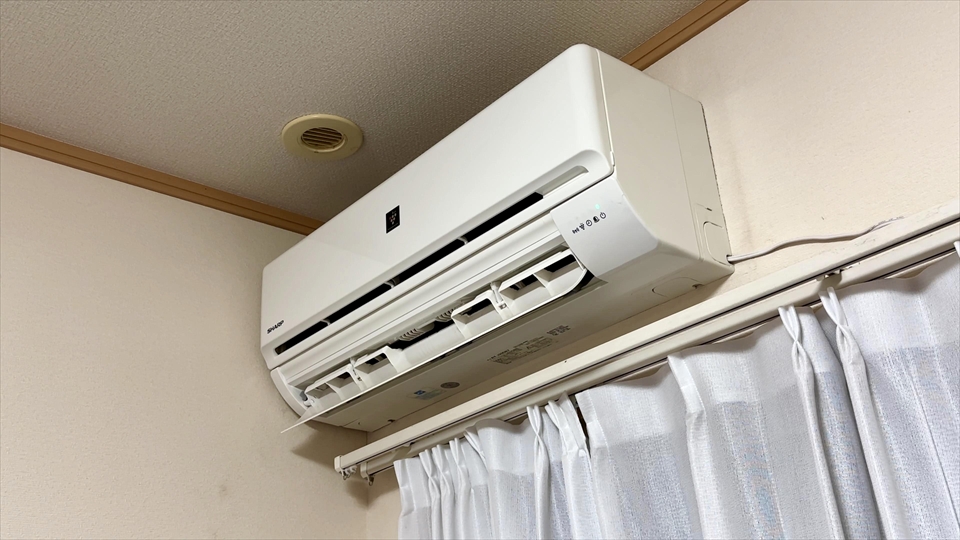 オカヤドカリの飼育部屋はエアコンで温度管理をしていて、飼育ケース内の温度が年中25℃前後