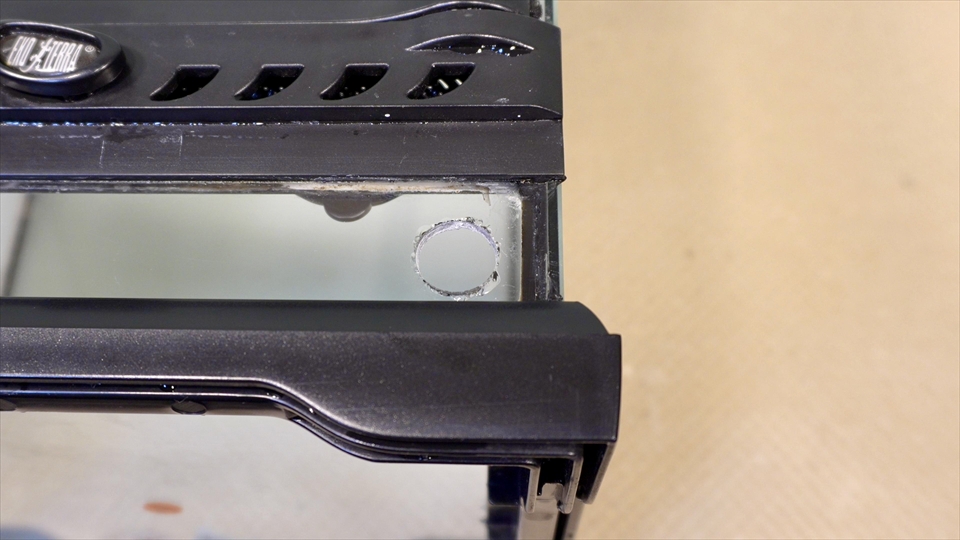 ダイヤモンドコアドリル（ダイヤモンドホールソー）によるグラステラリウムのガラスの穴開け