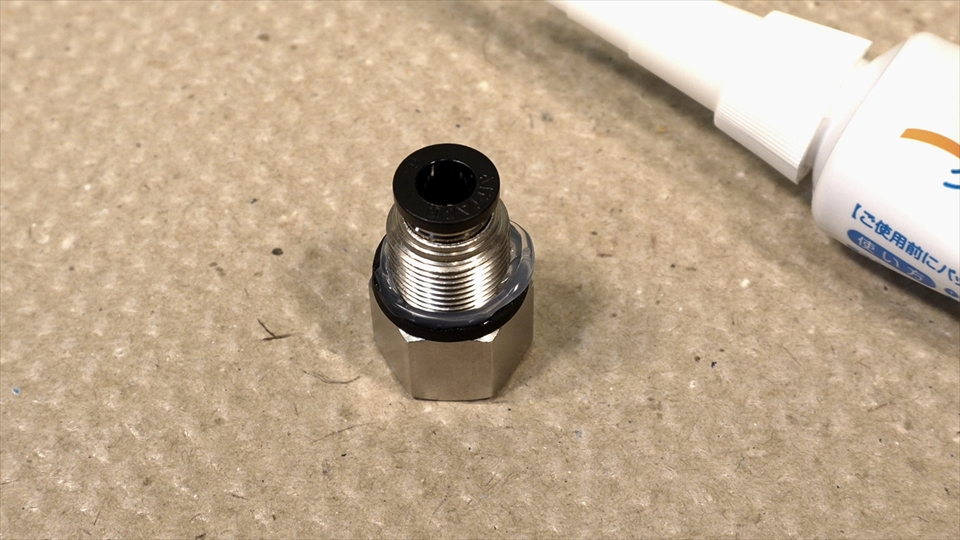 排水パーツとして使用するメス隔壁ストレートの取り付け・バスコークで防水