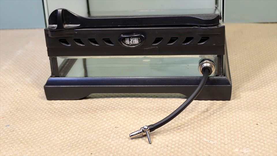 グラステラリウムの前面ガラスに穴を開けて排水口を取り付け・水漏れテスト