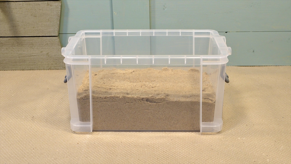 オカヤドカリの飼育環境のセッティング・珪砂を厚く敷きました