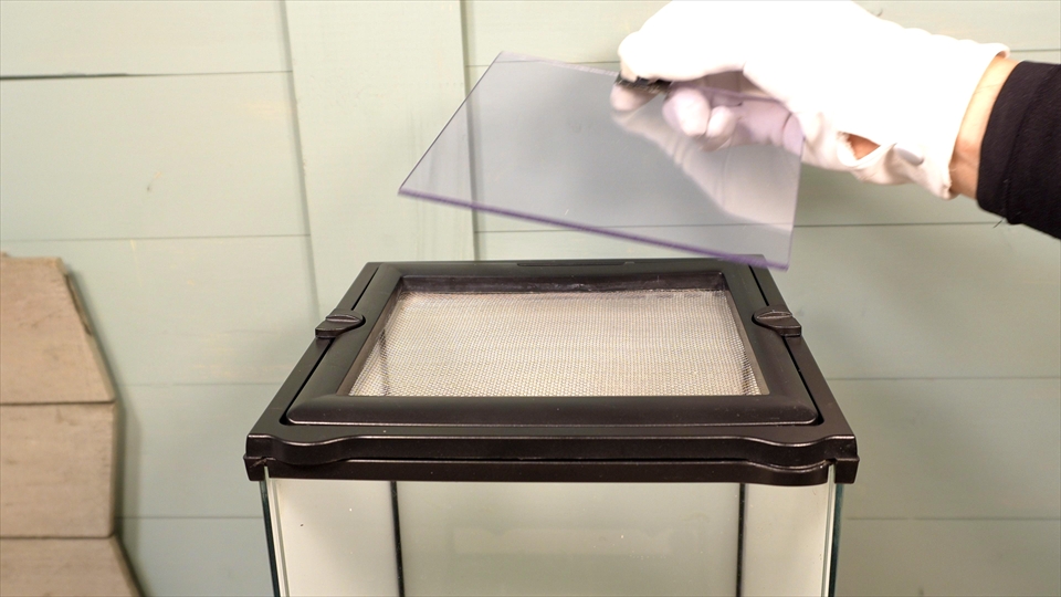 グラステラリウムの天板の通気用メッシュパネル・塩ビ板で湿度調節