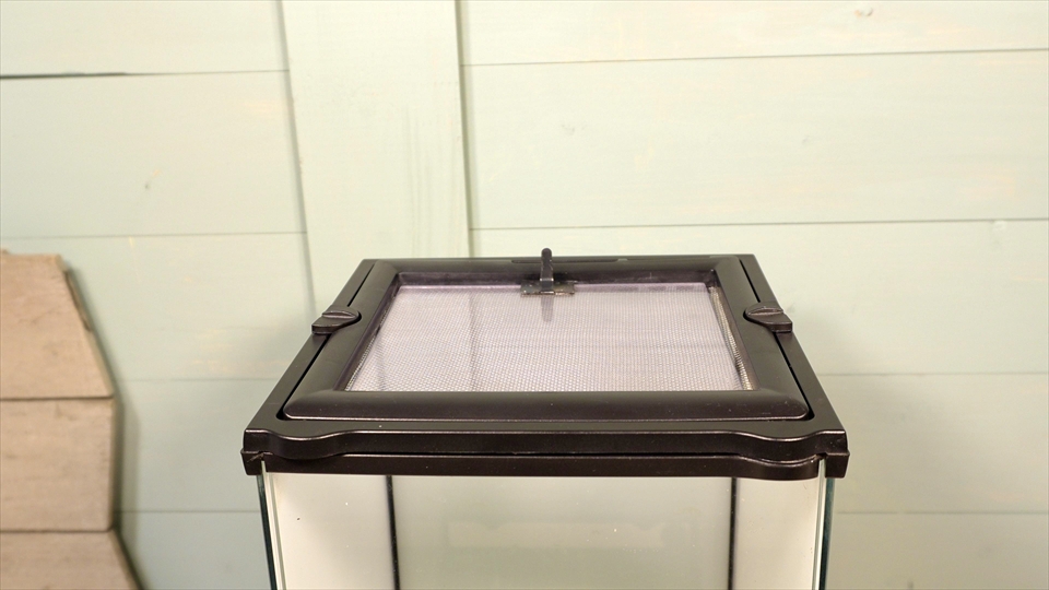 グラステラリウムの天板の通気用メッシュパネル・塩ビ板で湿度調節