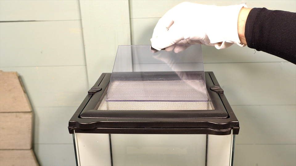 グラステラリウムの天板の通気用メッシュパネル・塩ビ板で湿度調節