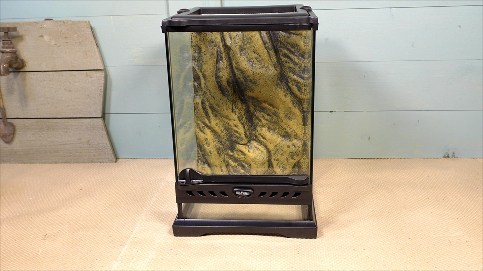 グラステラリウムの前面ガラスに穴を開けて排水口を取り付ける方法をご紹介・自作ドレインシステム